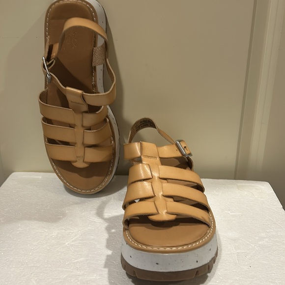 Universal Thread womens leather like strap buckle platform sandals size 10 camel - Picture 12 of 13